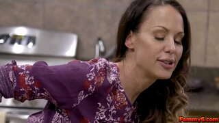 Sıcak esmer kadın Mckenzie Lee genç damızlık bazı DNA alır ve onu cum yapar