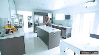 Les petits nichons de la belle-mère, cuisiniers et sa robe est sale.Elle, il prend son envol pour la nettoyer et beau-fils obtient une gaffe.Elle lui fait une branlette et un bj et est baisée