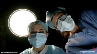 Sasprādzētas un gagged medicīnas katedra brunete lesbietes pacientu Cassandra Nekas dominē ārsts lateksa Chanel Preston tad spanked suspensijā