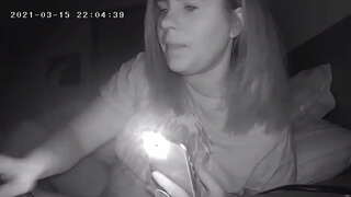 Прсата мамаша Уништава Свој Клиторис пре Спавања Скривена Камера