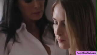 Cadence Lux enfin avoir le sexe avec MILF Reagan Foxxs chatte humide