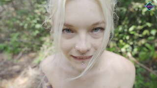 Horny teen sucks big dick en la arbaro. Karneli Bandi