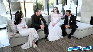 Daddies ede yo stepdaughters Hazel Moore ak Jazmin Luv pou yo jwenn kèk konesans sèks