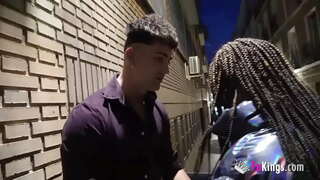 Brunette exhibitionniste obtient foré par un mec excité