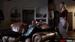 Babe Jillian Janson se mit à genoux et sucer grosse bite et apprécié hardcore putain de chatte après il