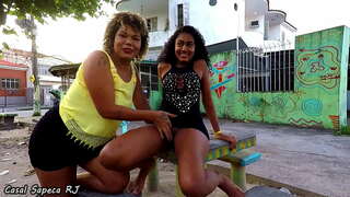 Novinha tira una mascara com o casal sapeca