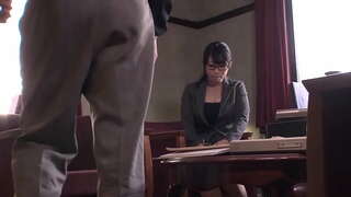 Siapan &#039; n giwt swyddfa angel yn cynnig swydd ergyd at ei bos cyn gwlychu ei pantie a derbyn hugh creampie