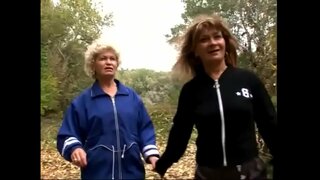 Nadržený zraje chtít experimentovat s navzájem kundičky na trávě