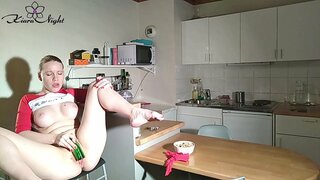 Babe Poeth Jerk Oddi Ar Y Botel - Ddwys Orgasm
