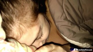 Il s&#039;est réveillé de sa belle-fille de sucer sa bite, et il n&#039;a pas à se plaindre.