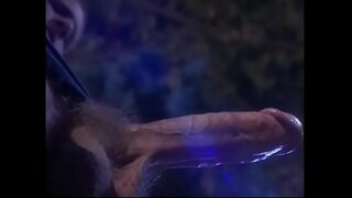 חזה גדול ravenhaired מותק מקבל הלם על ידי votary כמו טקס של כת השטן