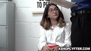 ���ွ့လေဂရု၏ထိပ်ပေါ်မှာအရံုးသံုးစားပြဲ