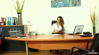 Директорот Dani Daniels влакнести пичка полни со сперма (Дел 1)