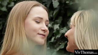 Sexy teen draugės laižyti vieni kitų šlapia pussies