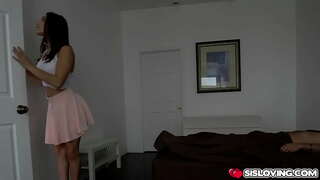 Abella Danger quiere sentir la polla de sus hermanastros dentro de su coño mojado